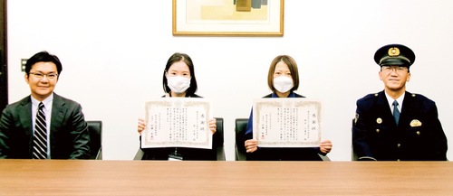 感謝状が贈られた森さん(中央左)、根本さんと加納支店長