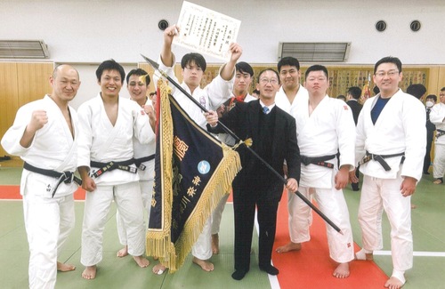 優勝を喜ぶ本田さん（左）と署のメンバー