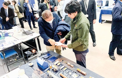 技術に関して意見交換する参加者と出展者