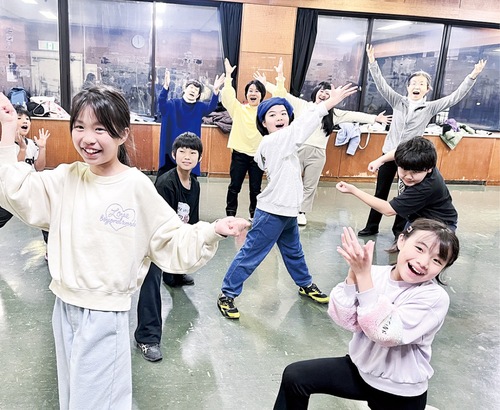 練習に励む出演者ら