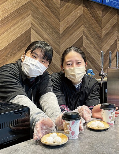 コーヒーとクッキーを｢召し上がって｣