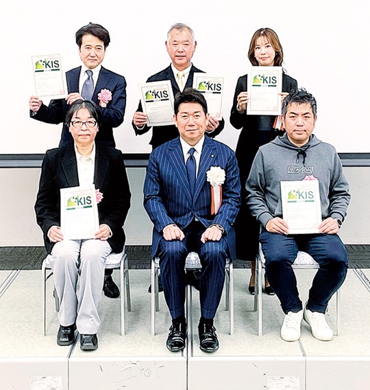 証書を手にする認証者と川崎市長(正面中央)