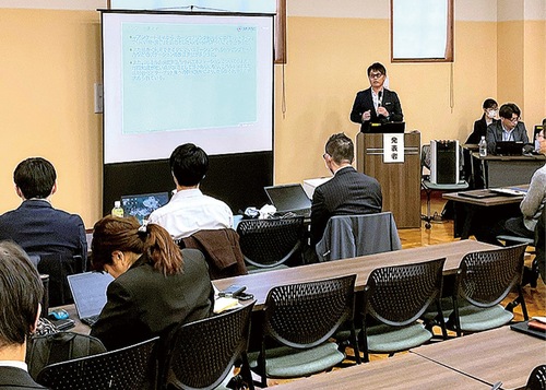 登壇者の報告に耳を傾ける参加者