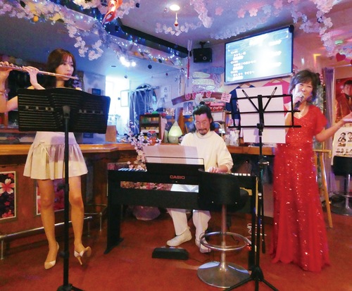 左から咲野さん、高橋さん、夏木さん