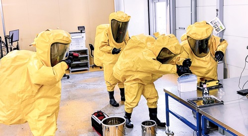 郵便物を対処する県警のＮＢＣテロ対応専門部隊