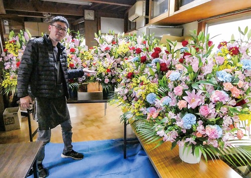 保管中の花を見せる息子の高橋希さん