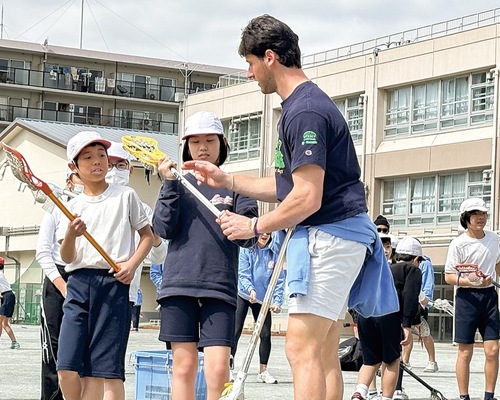 選手からアドバイスを受ける児童