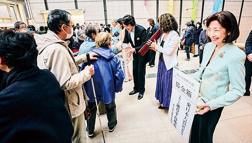 寄付を募る関係者ら（撮影：平舘平）