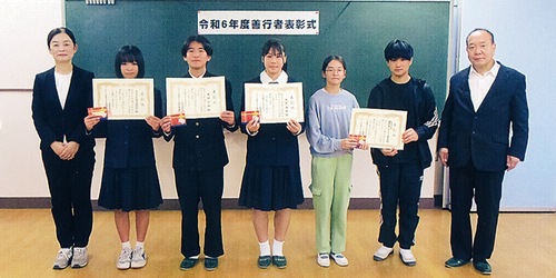 受賞した子どもらと関係者