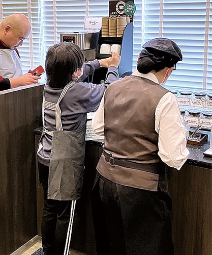 コップを入れる作業をする子ども