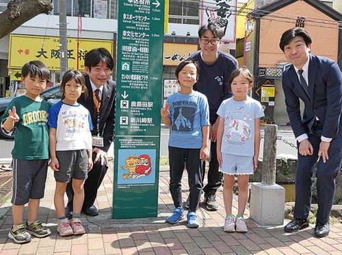 お披露目会に参加した園児らと関係者