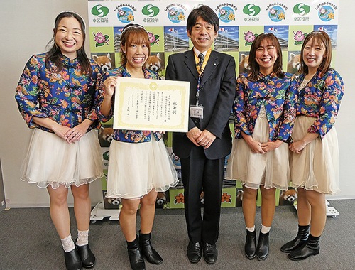 赤坂区長（中央）を囲むＧＡＢＵのメンバー