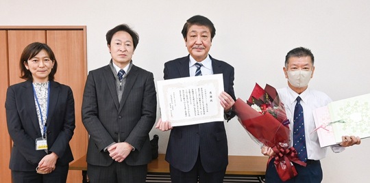 （左から）上瀧園長、斎藤業務執行理事、石渡理事長、山岸理事