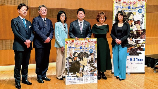 記者発表会に登壇した関係者と福田市長（中央）