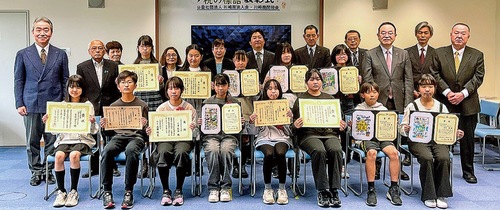 絵はがきと標語の受賞者ら