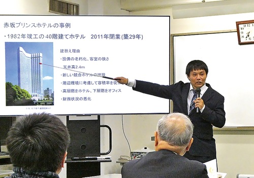 ホテルの建て直しについて講義する青木さん