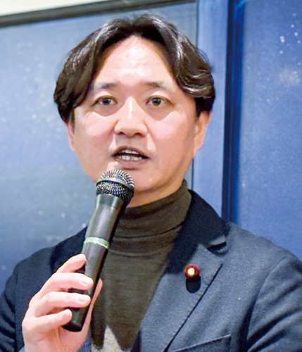 演説する金村氏