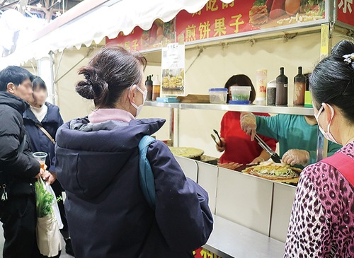 屋台に集まる人々