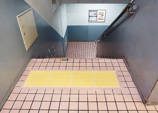 落下防止のため整備された警告ブロック