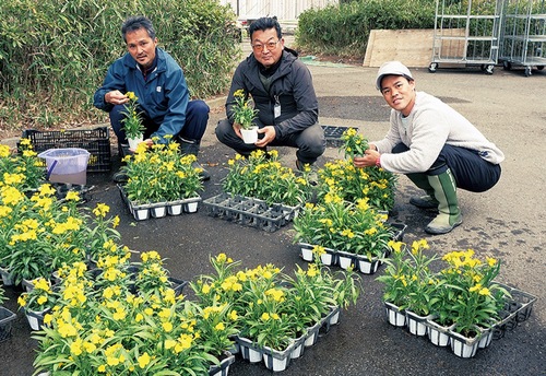 調達協議会のメンバーと江口政喜さん（中央）