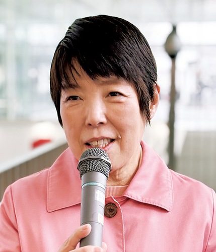 演説する西村県議