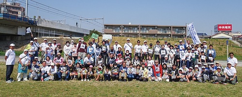 記念写真に納まる参加者＝提供