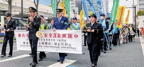 川崎駅東口をパレード