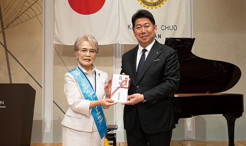 青木委員長と福田市長＝提供