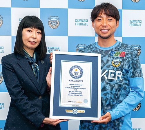 認定証を手にする小林選手（右）©KAWASAKI FRONTALE