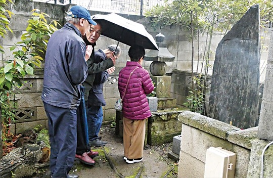 祈りをささげる参列者