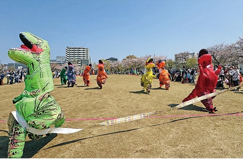 白熱した徒競走＝提供