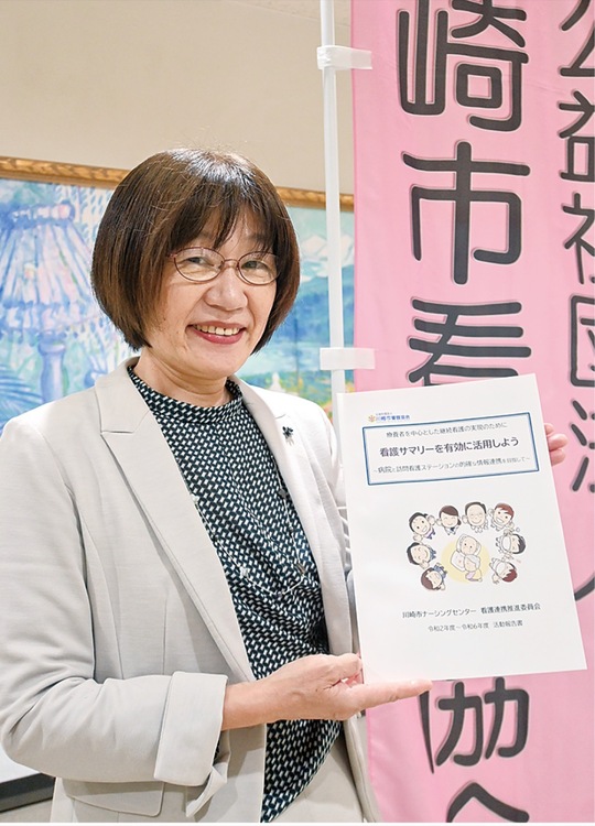 報告書を手にする堀田会長