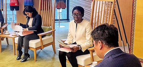 福田市長に報告するセネ委員長