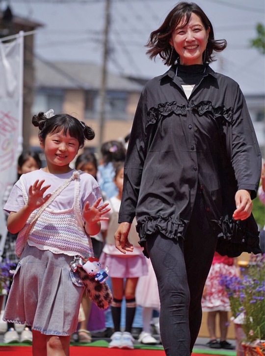 「どまりばコレクション」に参加した親子＝提供