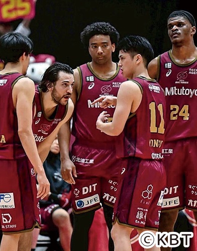 円陣を組むアレン選手（左から２人目）