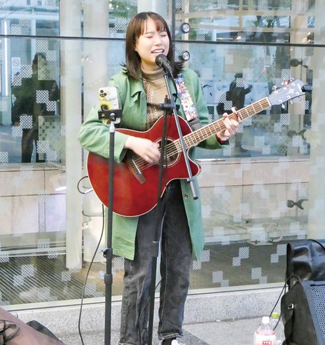 聴衆の前で演奏するゆずなさん