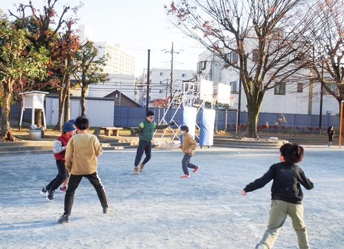 校庭で遊ぶ小学校児童