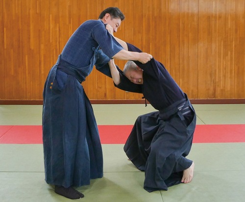 生まれ変わった武道館で練習する利用者