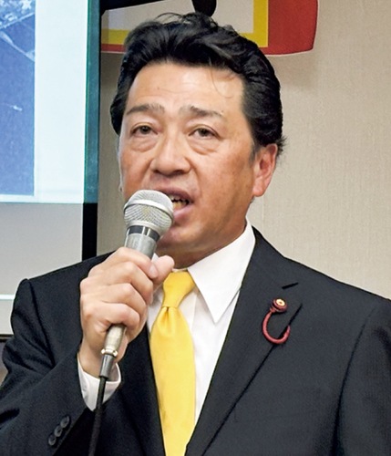 マイクを握る長谷川市議