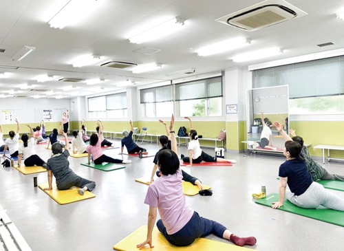 体をほぐす多くの参加者