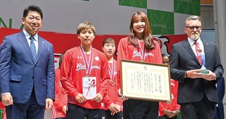 (左から)福田市長、町田瑠唯選手、宮澤選手、テーブスＨＣ