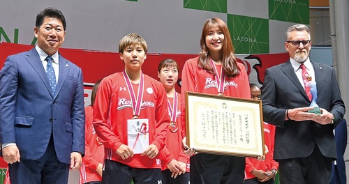 (左から)福田市長、町田瑠唯選手、宮澤選手、テーブスＨＣ