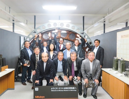 ミツトヨ測定博物館を見学した参加者＝同商議所提供