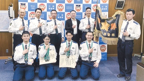 メダルを手にする出場者ら＝提供