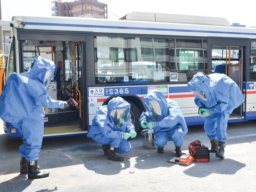 不審物を撤去するＮＢＣテロ対応専門部隊