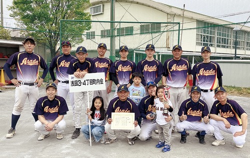 優勝を喜ぶ選手ら