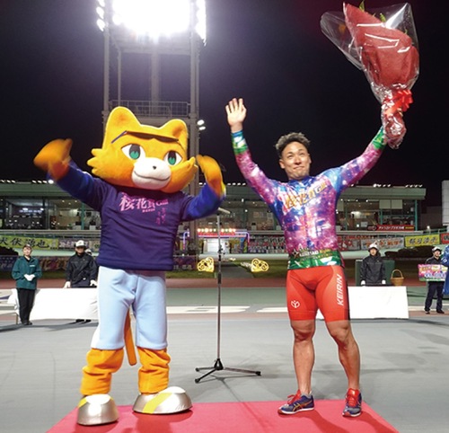 声援に応える郡司選手＝提供