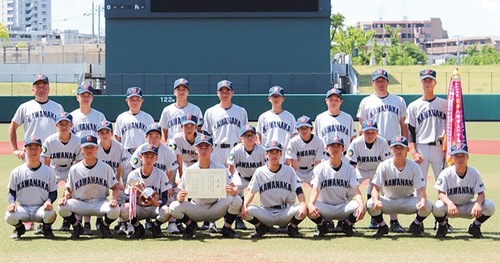 記念写真に納まるメンバー＝提供