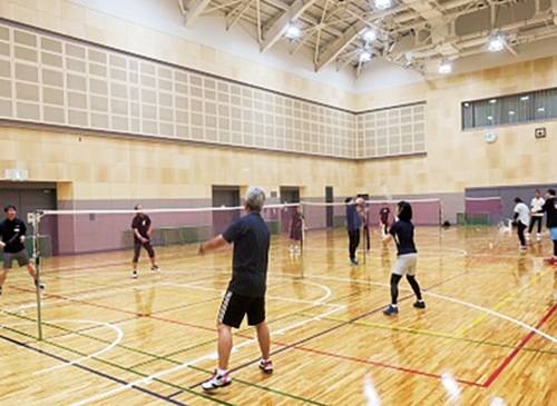 仕事終わりに楽しめるバドミントン教室
