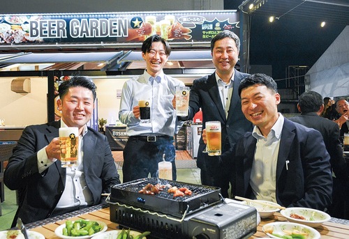 ビールを手に盛り上がる参加者